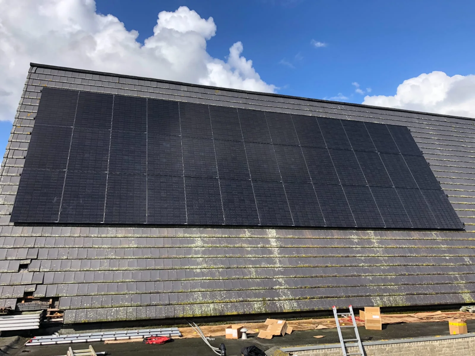 Groot full-black zonnepaneelveld van GS Solar op een schuin leiendak